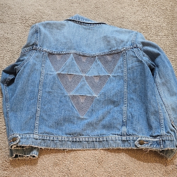 Classic Blue Denim Jacket With Triangle Design On Back - Picture 5 of 8